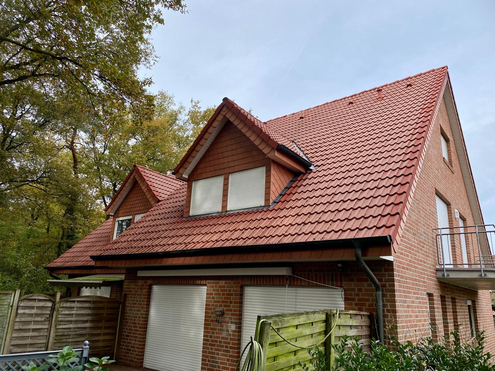 Nachher-Zustand: Das gleiche Dach nach der Reinigung, komplett befreit von Schmutz und in neuwertiger Optik.