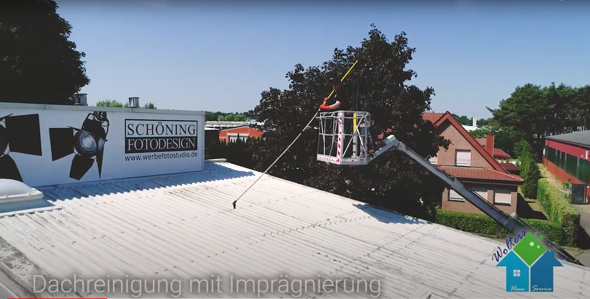 Fachgerechte Tiefenreinigung der Dachkanten mit professioneller Ausr&uuml;stung.